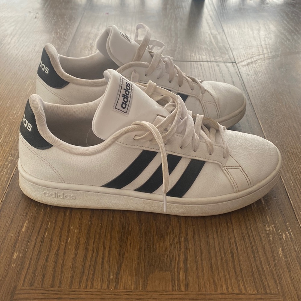Worn a few times, otherwise I’m great shape. Adidas women’s size 9